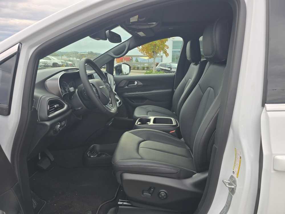 Thumbnail: 2026 Chrysler Pacifica - 9