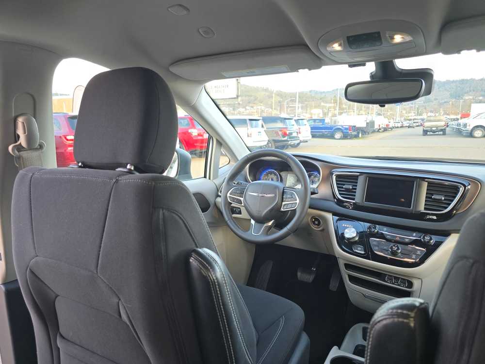 Thumbnail: 2023 Chrysler Voyager - 10