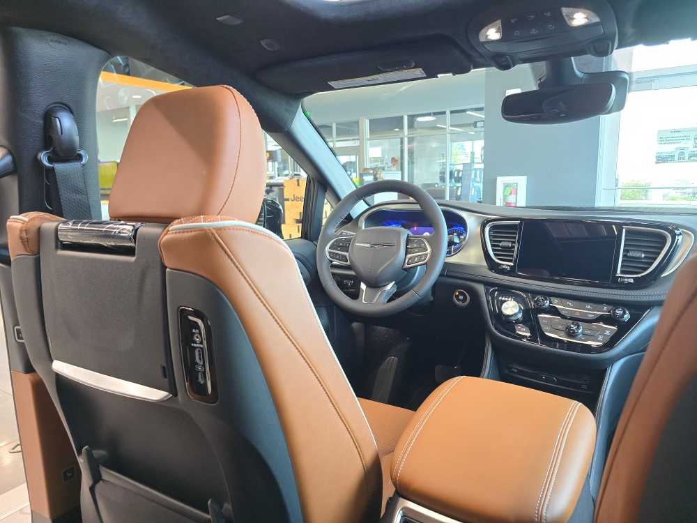 Thumbnail: 2026 Chrysler Pacifica - 10