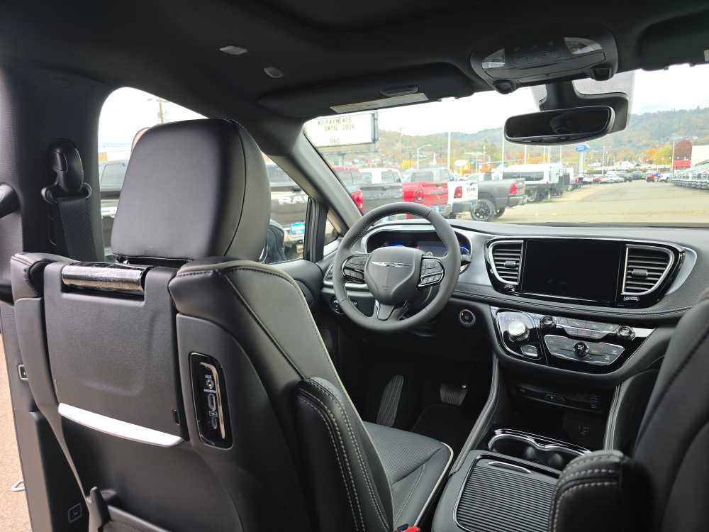 Thumbnail: 2026 Chrysler Pacifica - 10