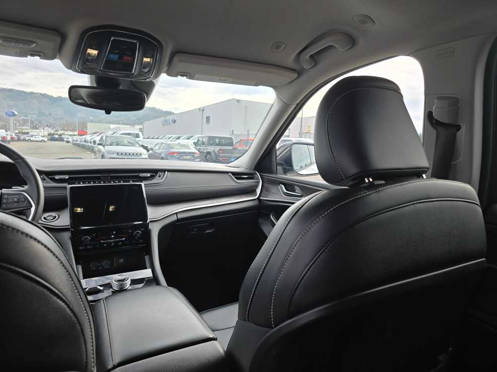 Thumbnail: 2023 Jeep Grand Cherokee - 14