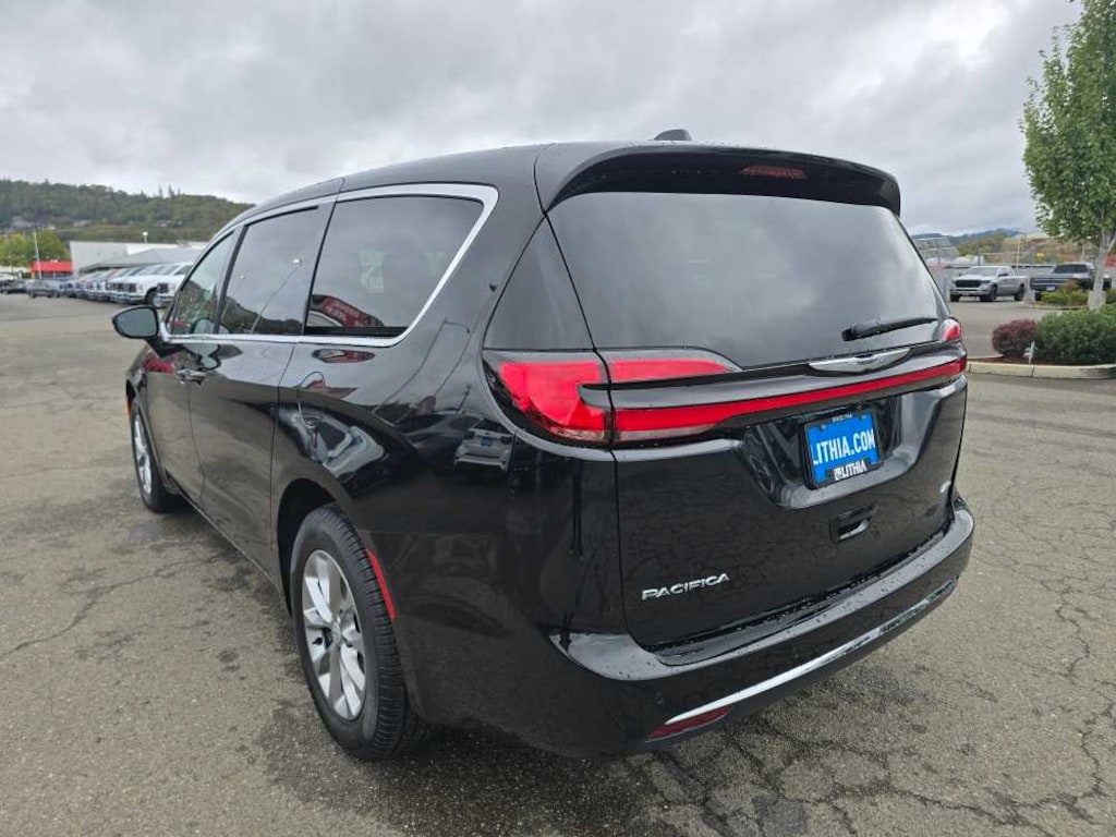 New 2026 Chrysler Pacifica Select Passenger Van