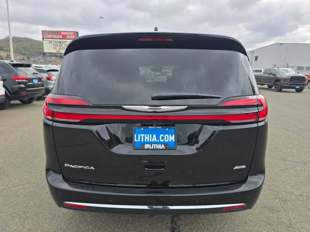 New 2026 Chrysler Pacifica Select Passenger Van