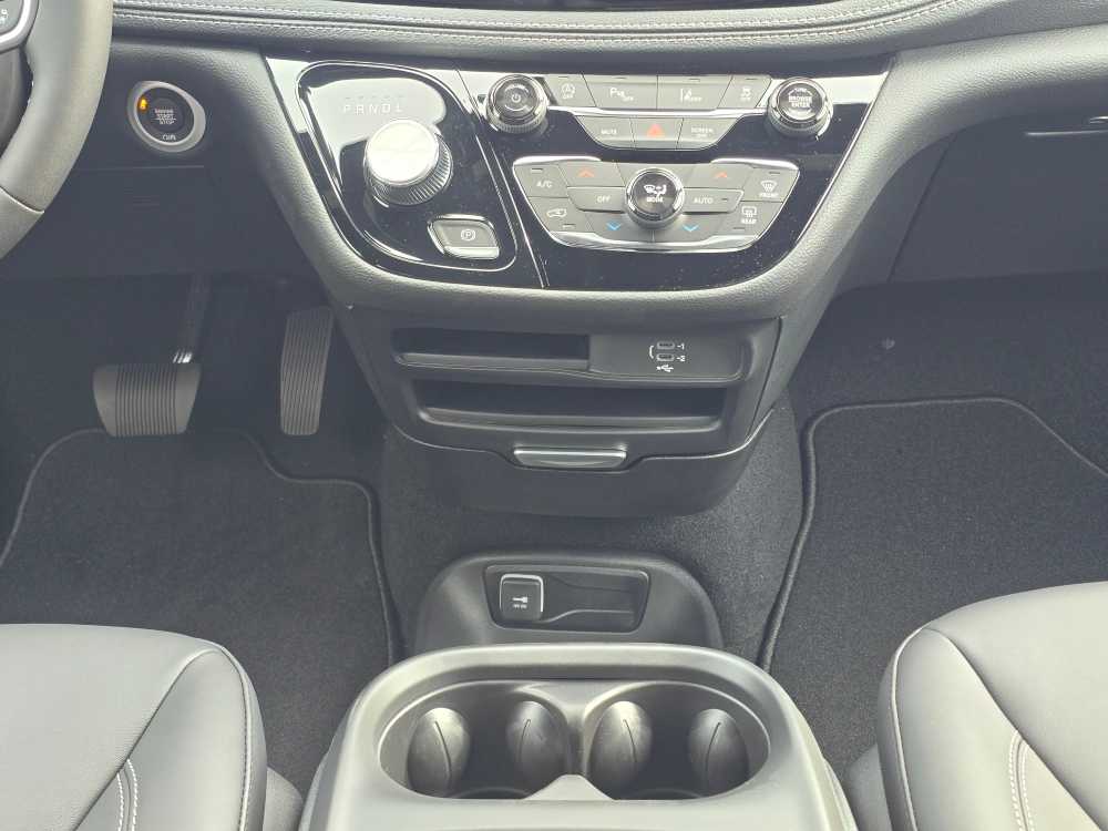 Thumbnail: 2026 Chrysler Pacifica - 13