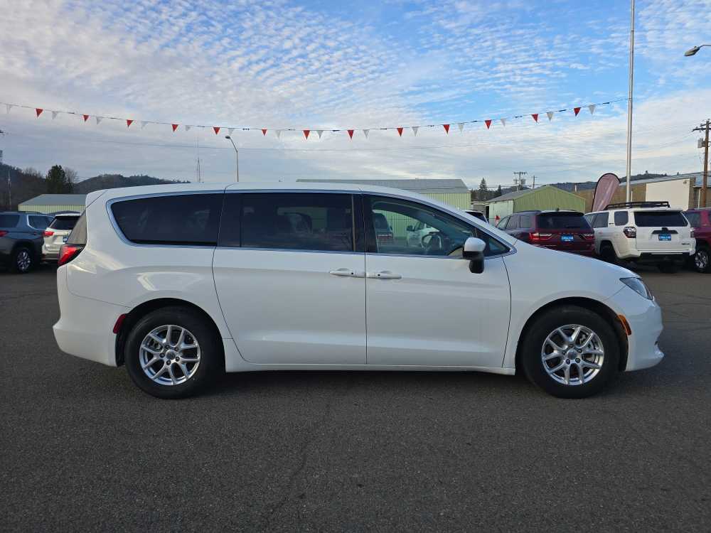 Thumbnail: 2023 Chrysler Voyager - 6