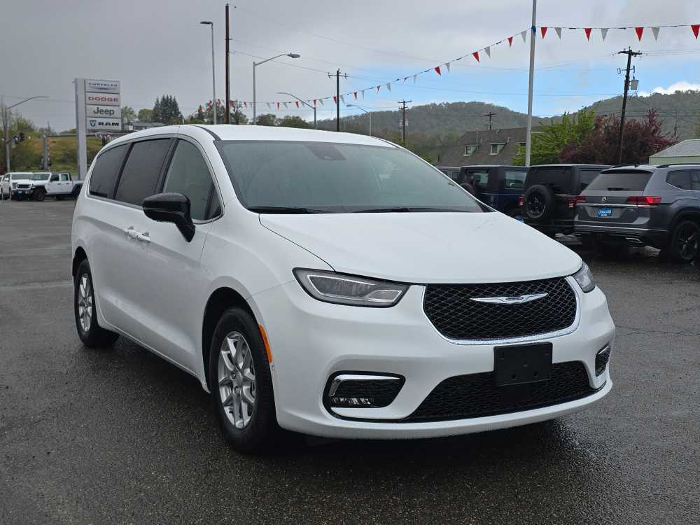 Thumbnail: 2026 Chrysler Pacifica - 7