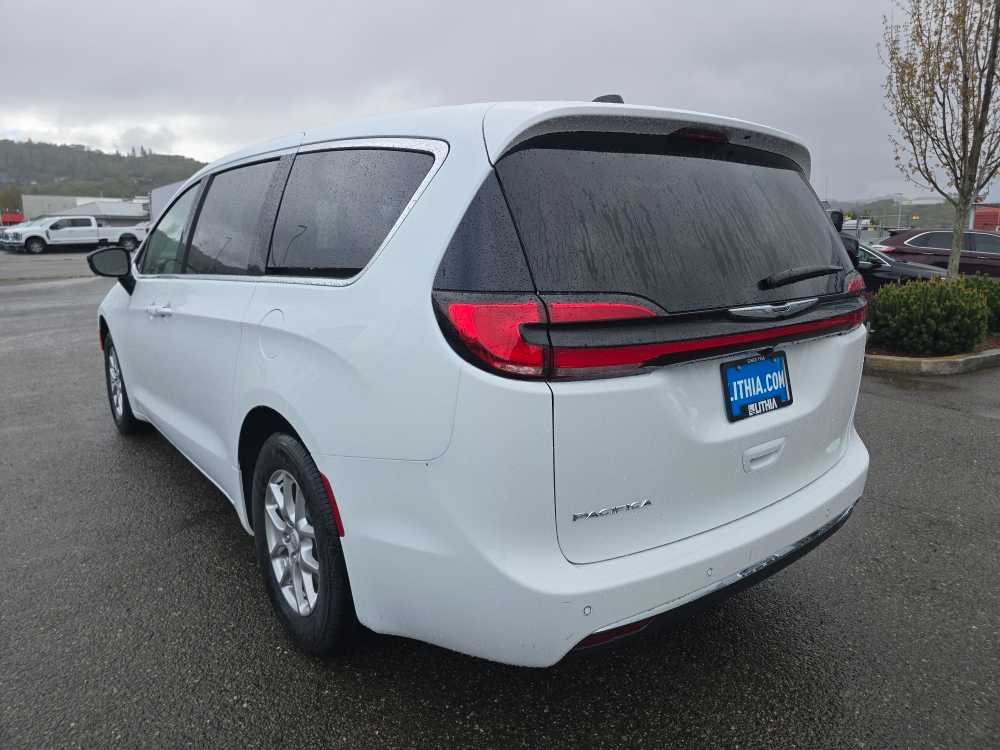 Thumbnail: 2026 Chrysler Pacifica - 3