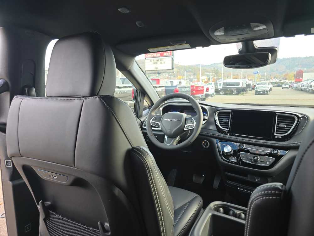 Thumbnail: 2026 Chrysler Pacifica - 10