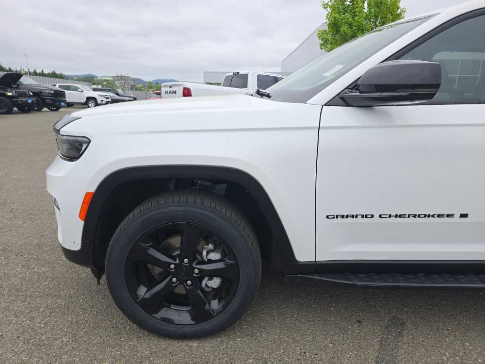 Thumbnail: 2024 Jeep Grand Cherokee - 18
