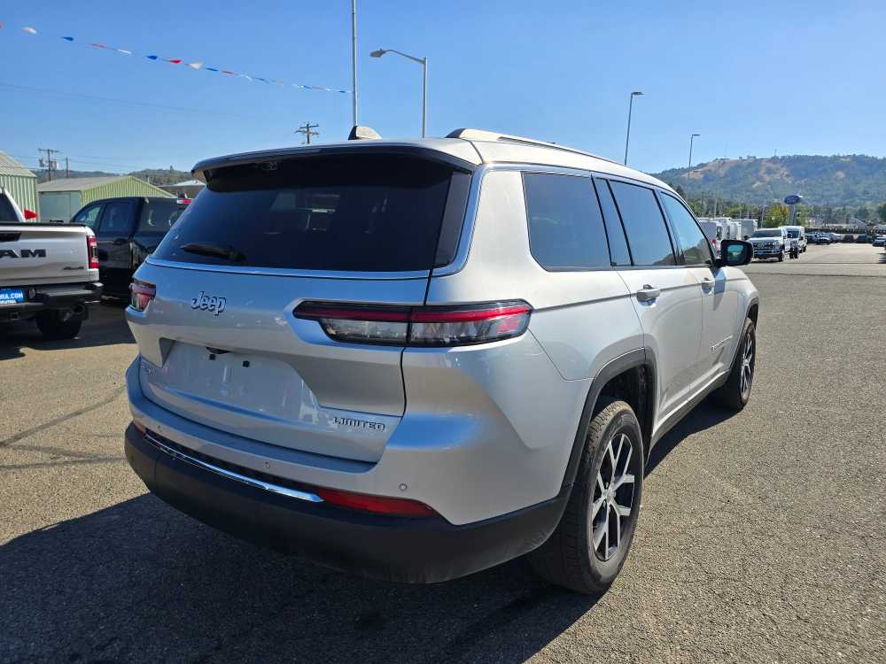 2024 Jeep Grand Cherokee Limited photo 3