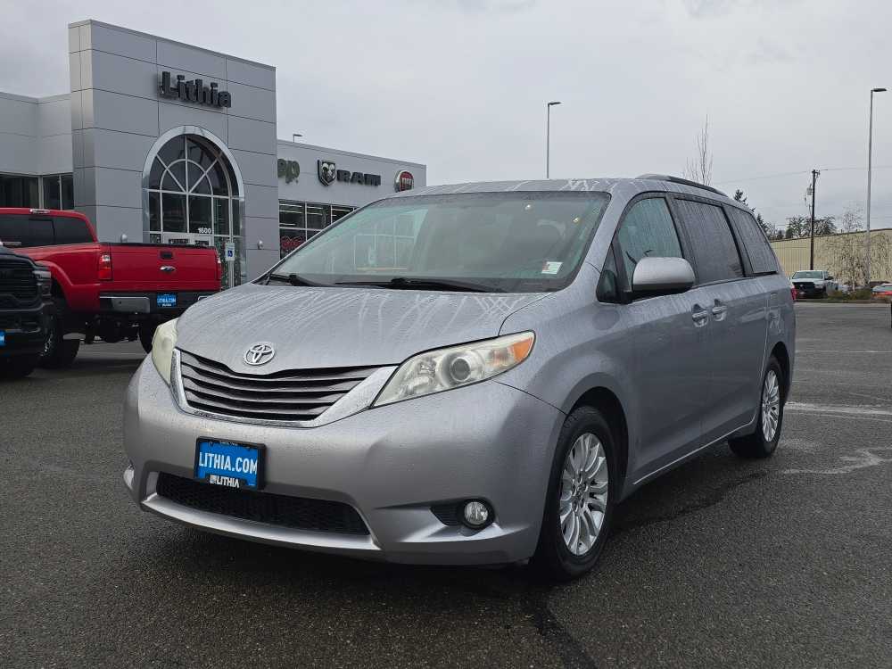 2017 Toyota Sienna XLE's photo