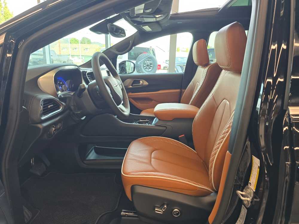 Thumbnail: 2026 Chrysler Pacifica - 9