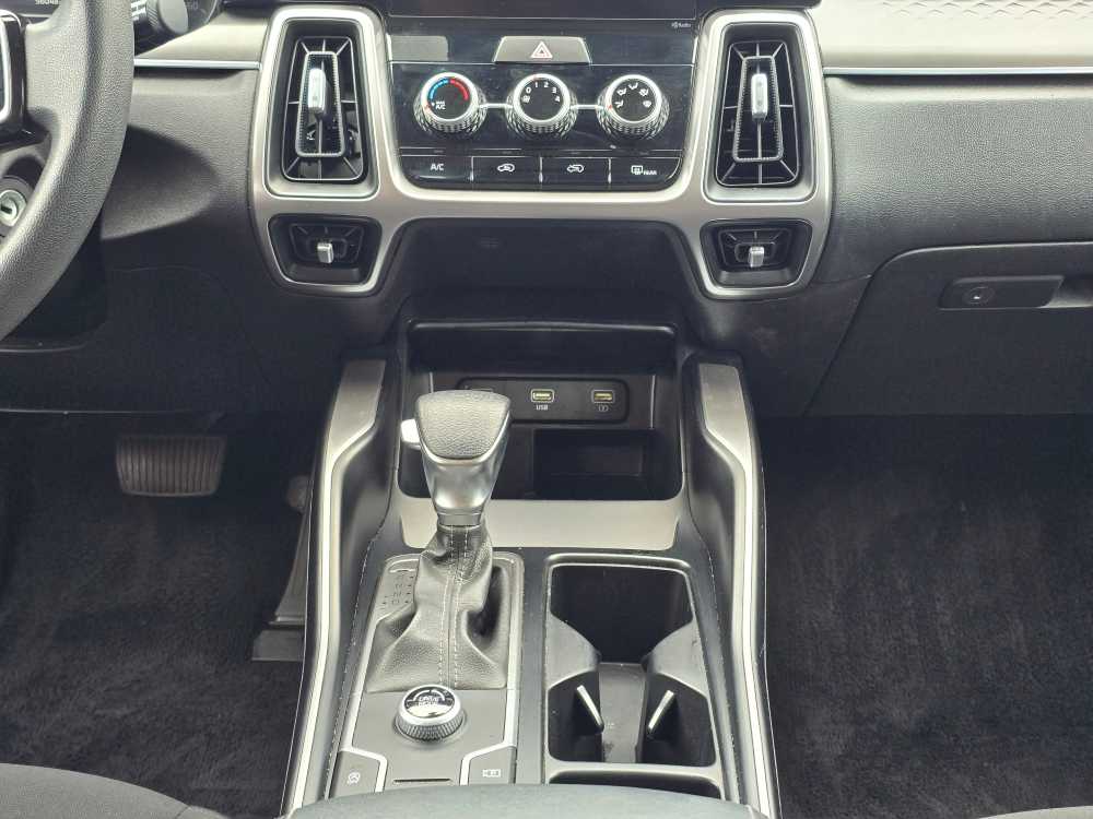 2022 Kia Sorento LX 13