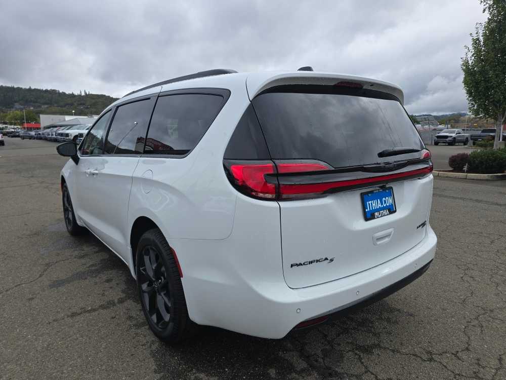 Thumbnail: 2026 Chrysler Pacifica - 3