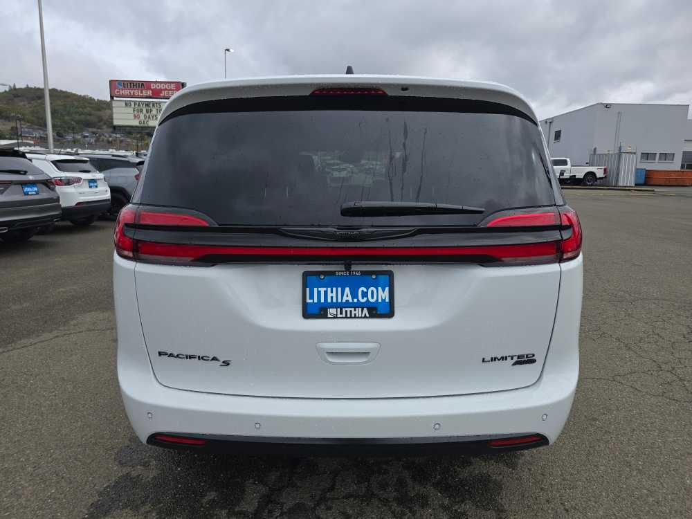 Thumbnail: 2026 Chrysler Pacifica - 4