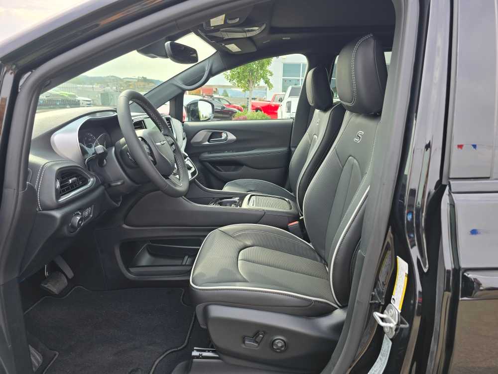 Thumbnail: 2026 Chrysler Pacifica - 9