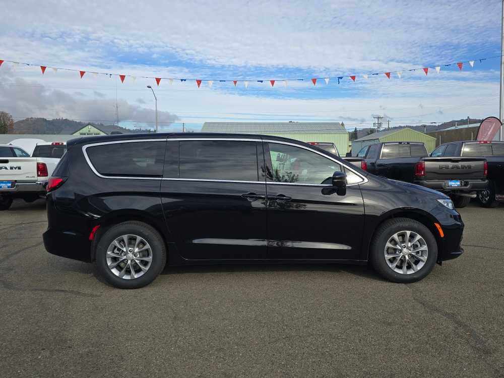 Thumbnail: 2026 Chrysler Pacifica - 6