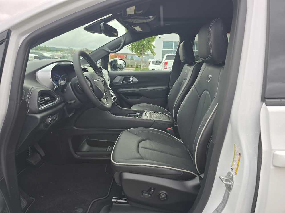 Thumbnail: 2026 Chrysler Pacifica - 9