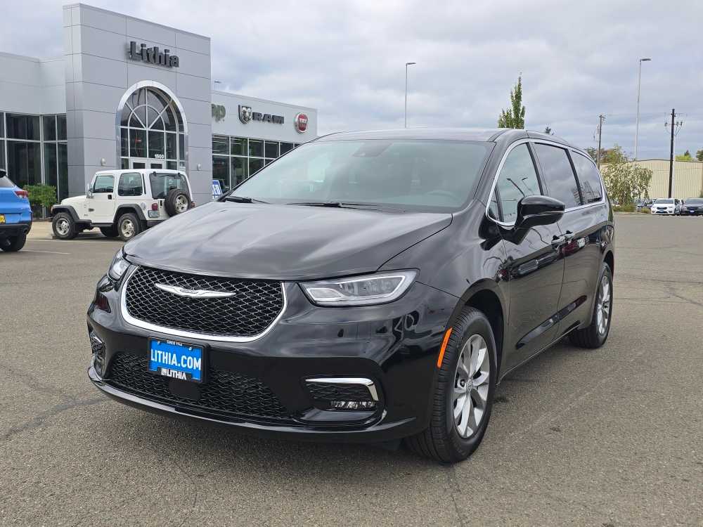 2026 Chrysler Pacifica Select's photo