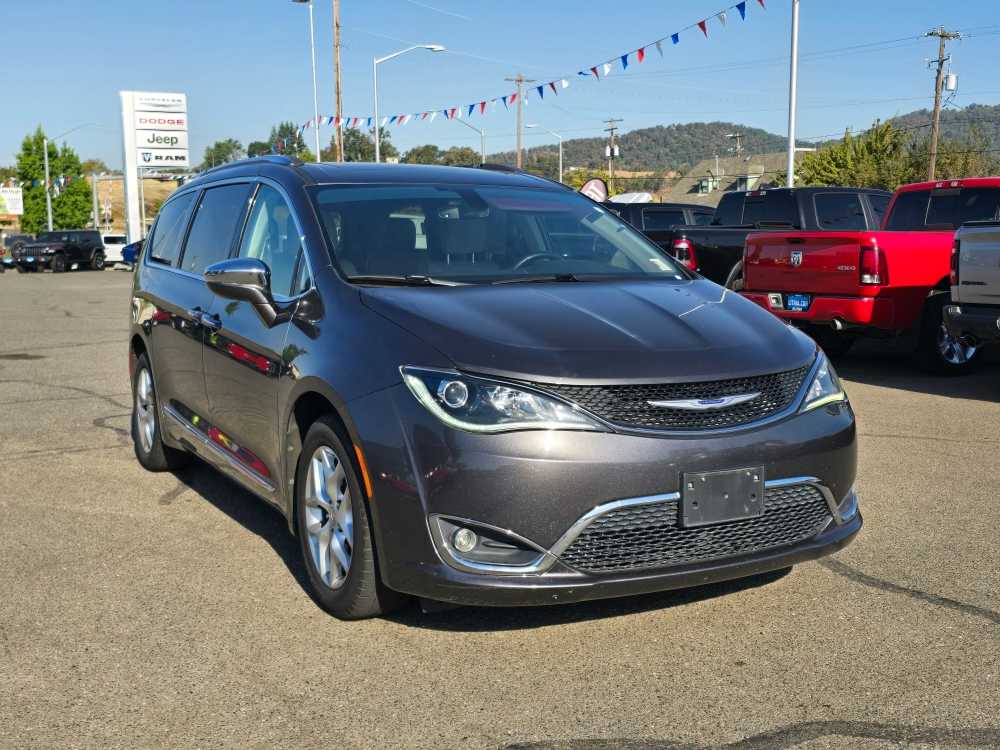 Thumbnail: 2020 Chrysler Pacifica - 4