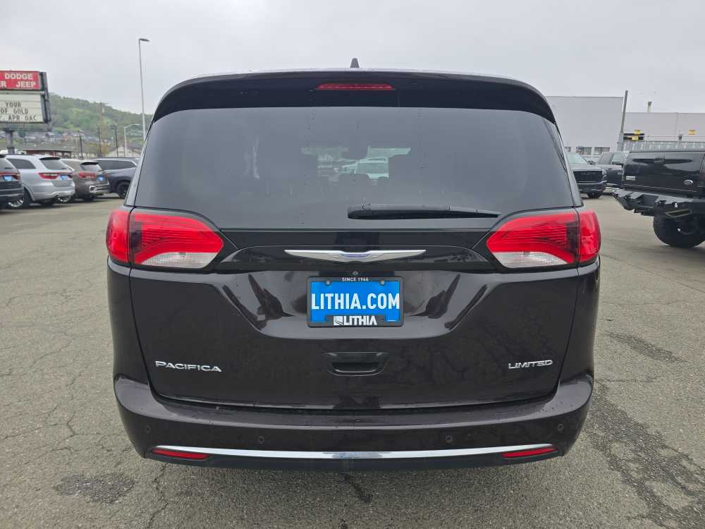 Thumbnail: 2017 Chrysler Pacifica - 4