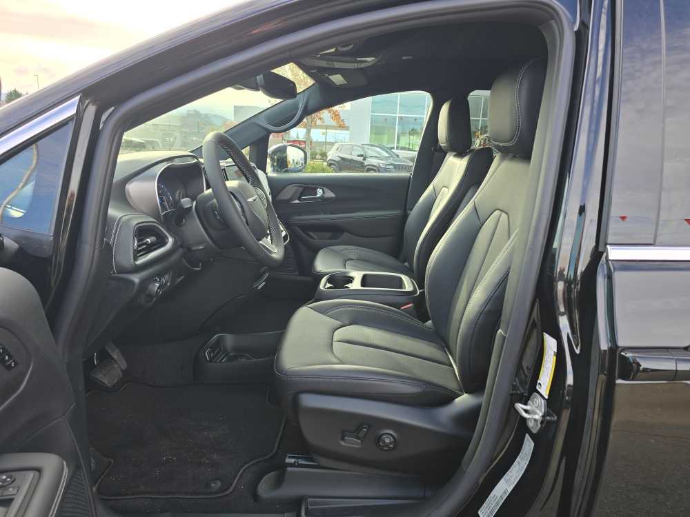 Thumbnail: 2026 Chrysler Pacifica - 9