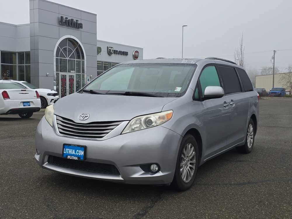 2017 Toyota Sienna XLE's photo
