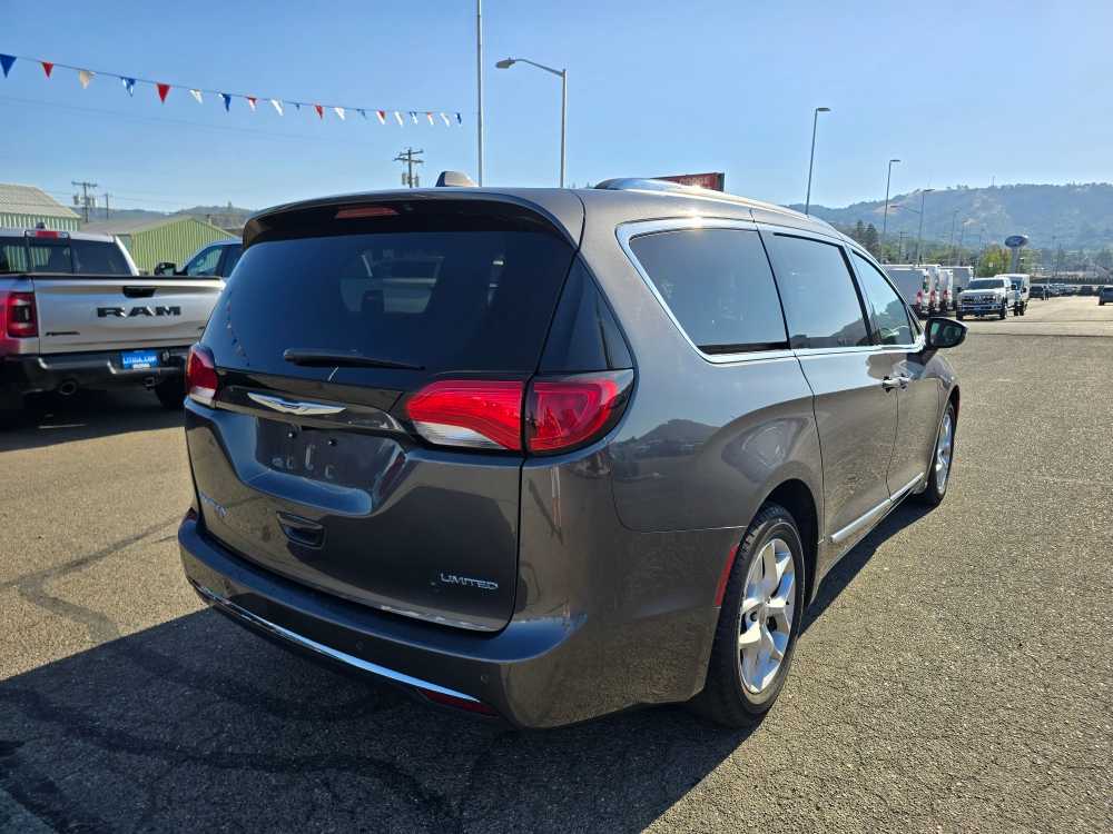 Thumbnail: 2020 Chrysler Pacifica - 3