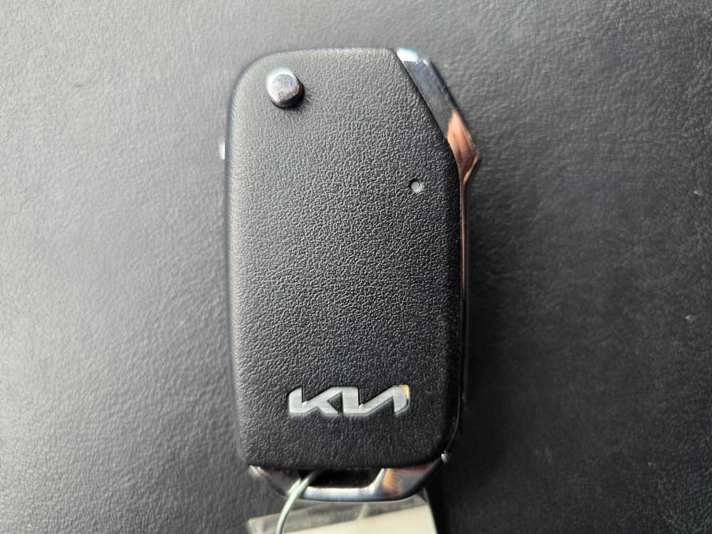 2022 Kia Sorento LX 22