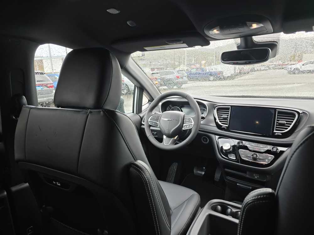 Thumbnail: 2026 Chrysler Pacifica - 10