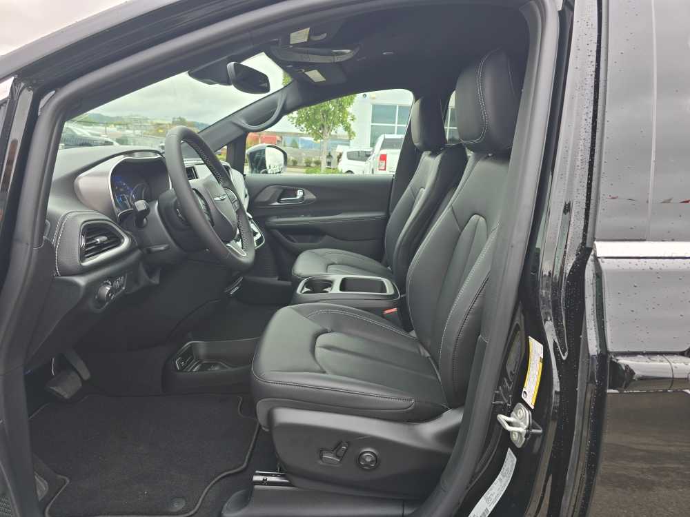 Thumbnail: 2026 Chrysler Pacifica - 9