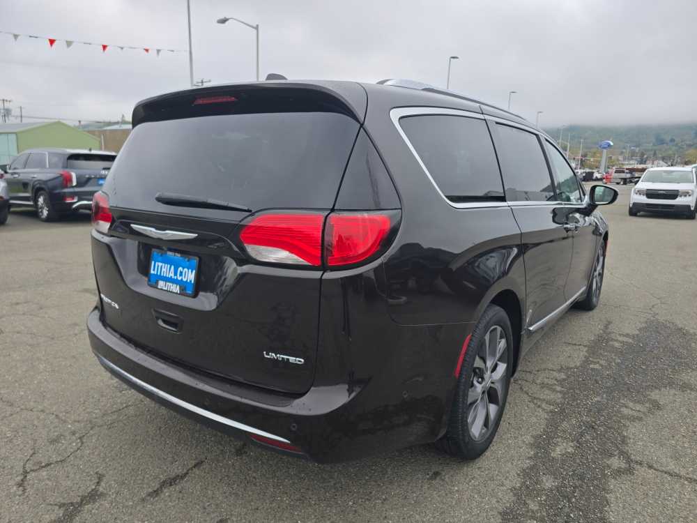 Thumbnail: 2017 Chrysler Pacifica - 5