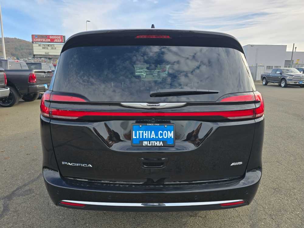 Thumbnail: 2026 Chrysler Pacifica - 4