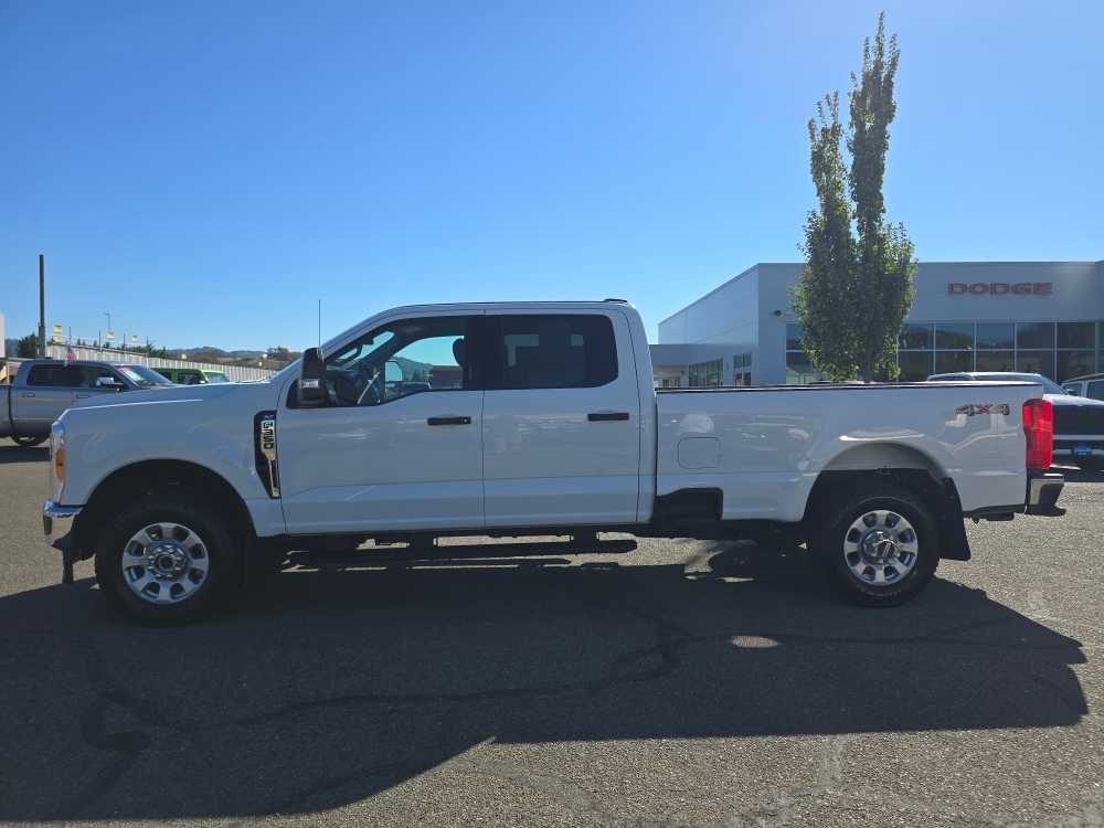2023 Ford F-350 XLT photo 2