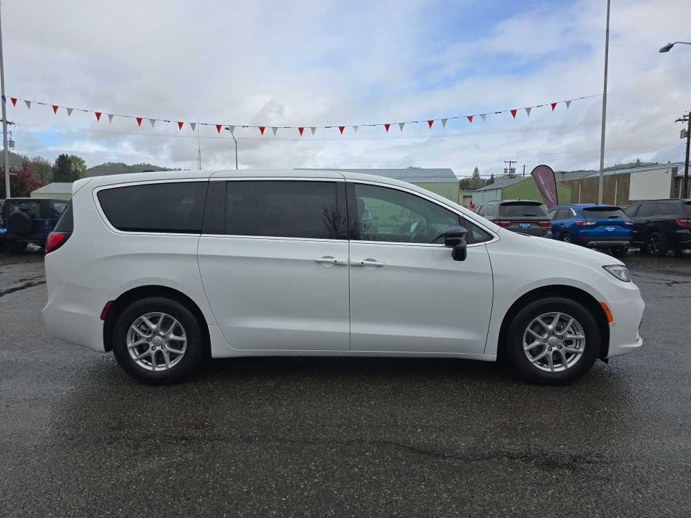 Thumbnail: 2026 Chrysler Pacifica - 6