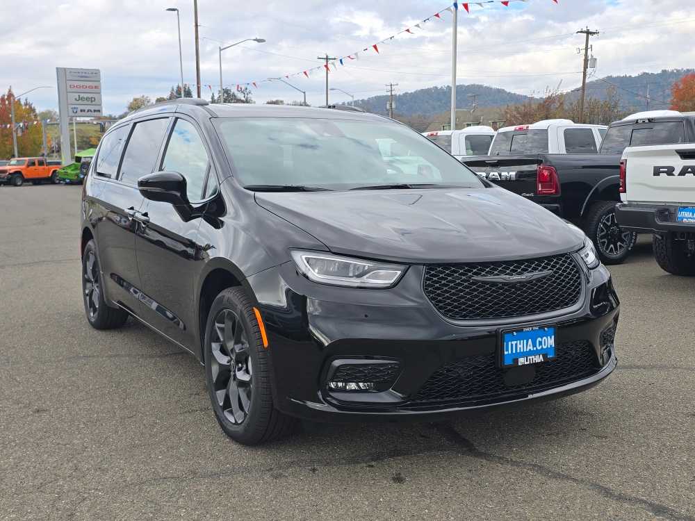 Thumbnail: 2026 Chrysler Pacifica - 7