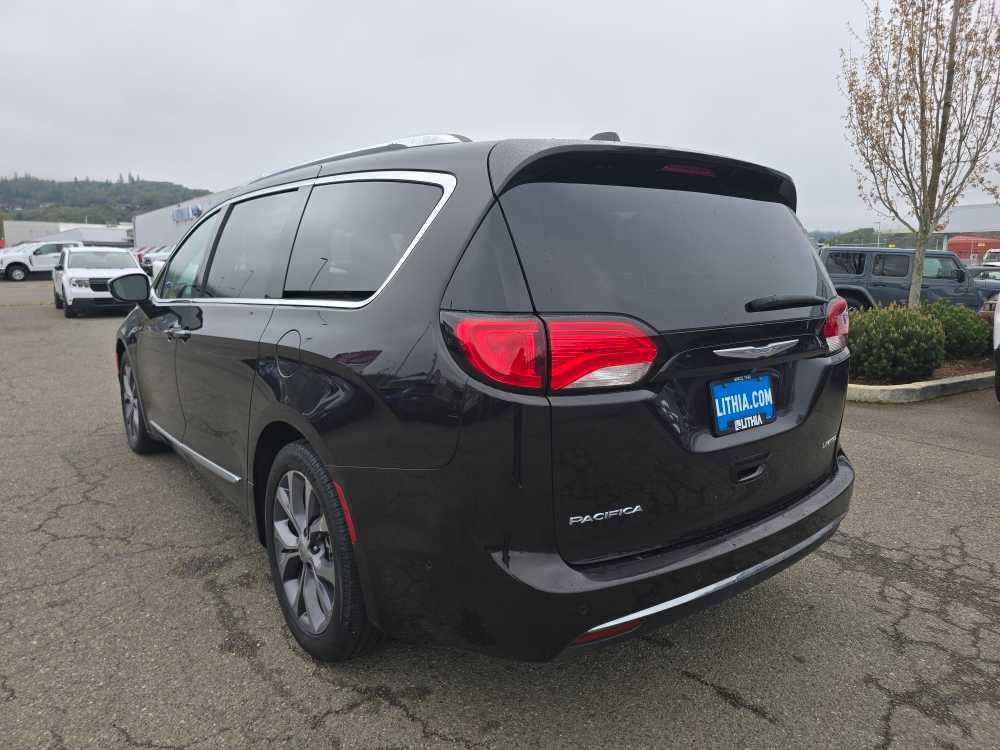 Thumbnail: 2017 Chrysler Pacifica - 3