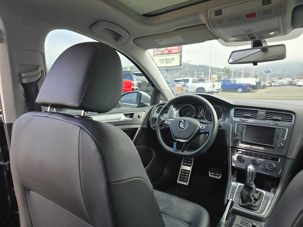 Thumbnail: 2017 Volkswagen Golf - 11