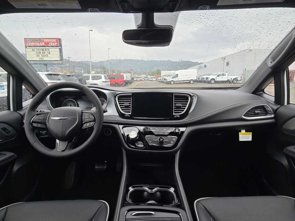 Thumbnail: 2026 Chrysler Pacifica - 15