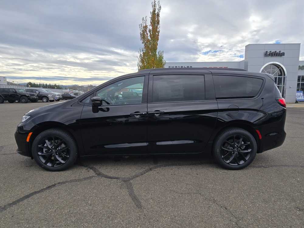 Thumbnail: 2026 Chrysler Pacifica - 2