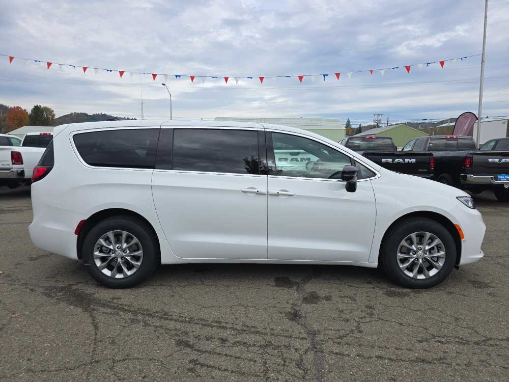 Thumbnail: 2026 Chrysler Pacifica - 6