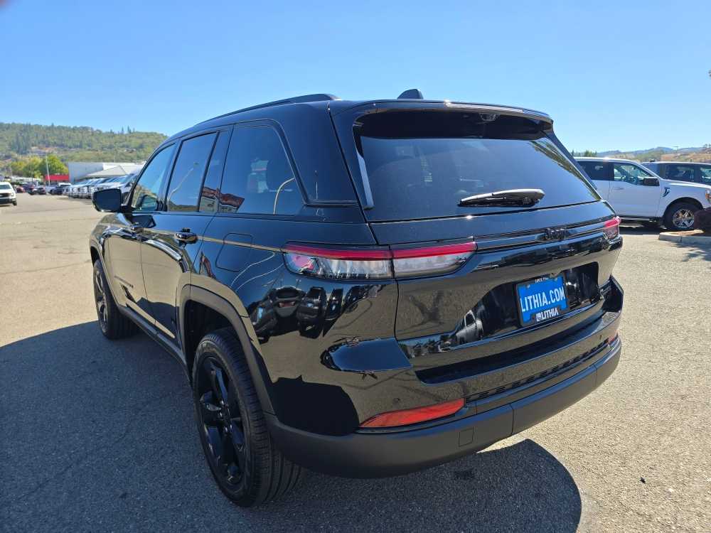 2025 Jeep Grand Cherokee Limited photo 3