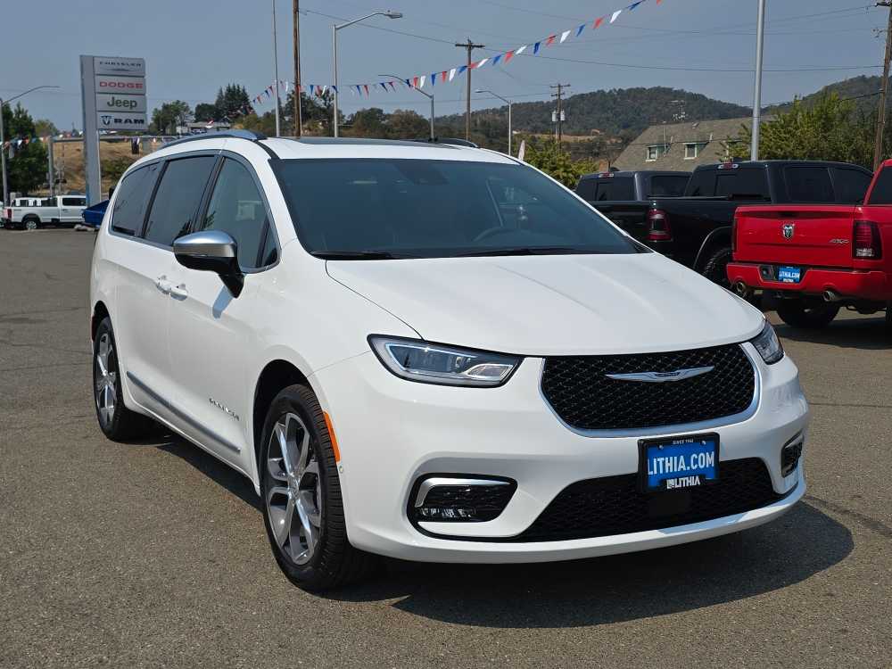 Thumbnail: 2026 Chrysler Pacifica - 7