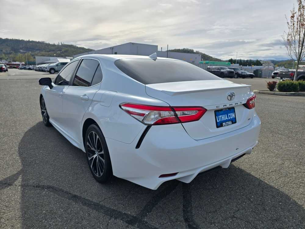 2020 Toyota Camry SE 3