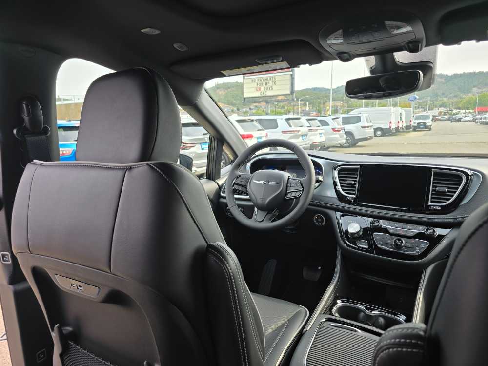 Thumbnail: 2026 Chrysler Pacifica - 10