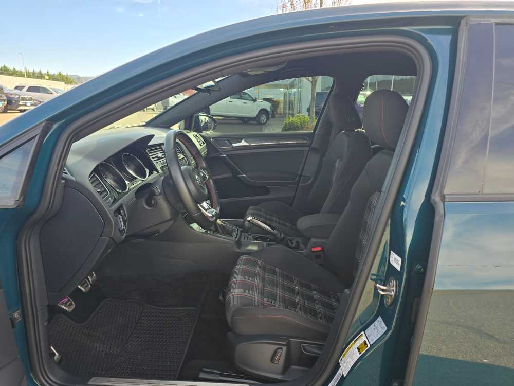 Thumbnail: 2019 Volkswagen Golf - 9