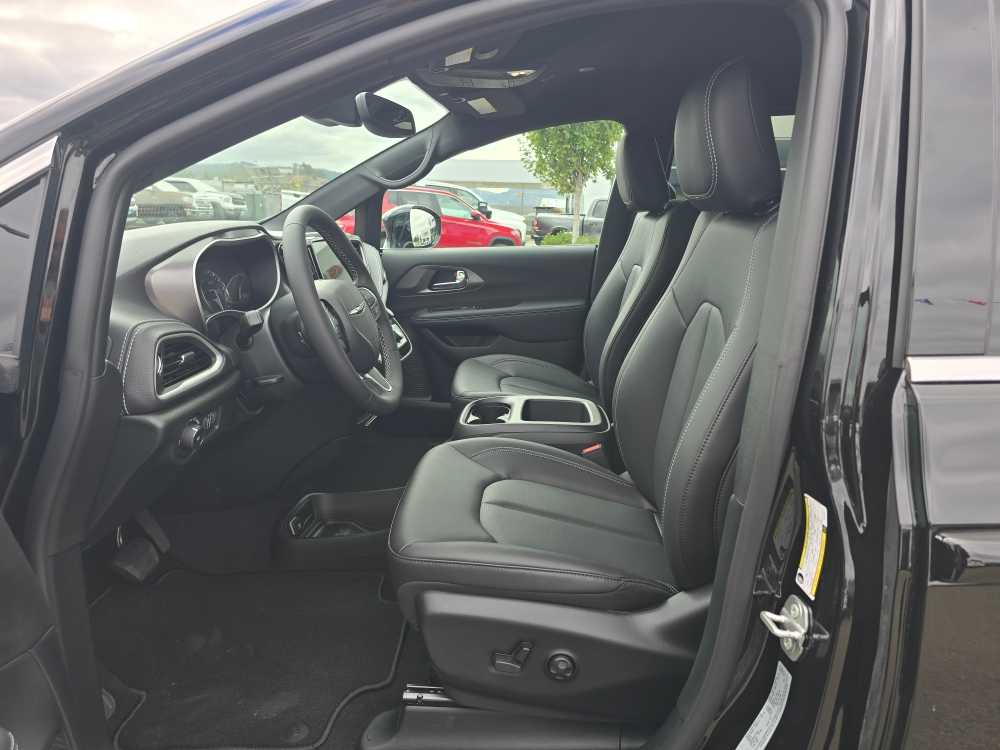 Thumbnail: 2026 Chrysler Pacifica - 9