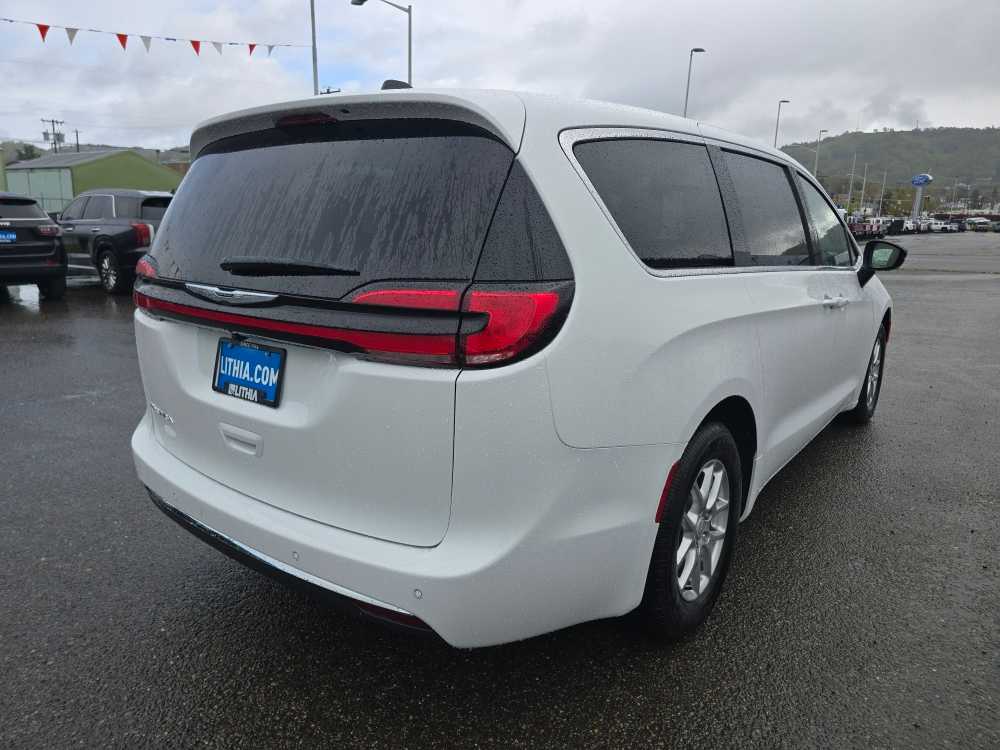 Thumbnail: 2026 Chrysler Pacifica - 5