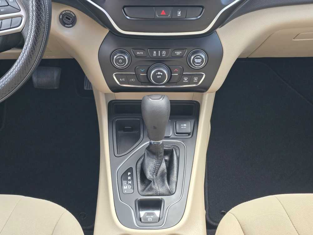 Thumbnail: 2021 Jeep Cherokee - 13
