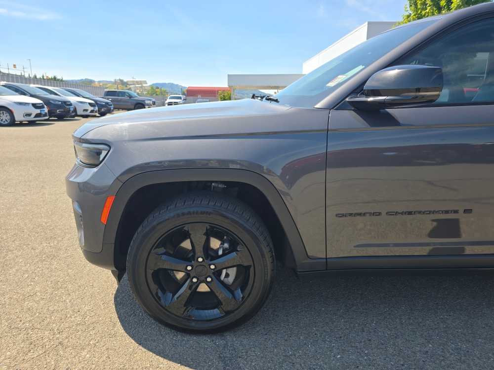Thumbnail: 2023 Jeep Grand Cherokee - 17